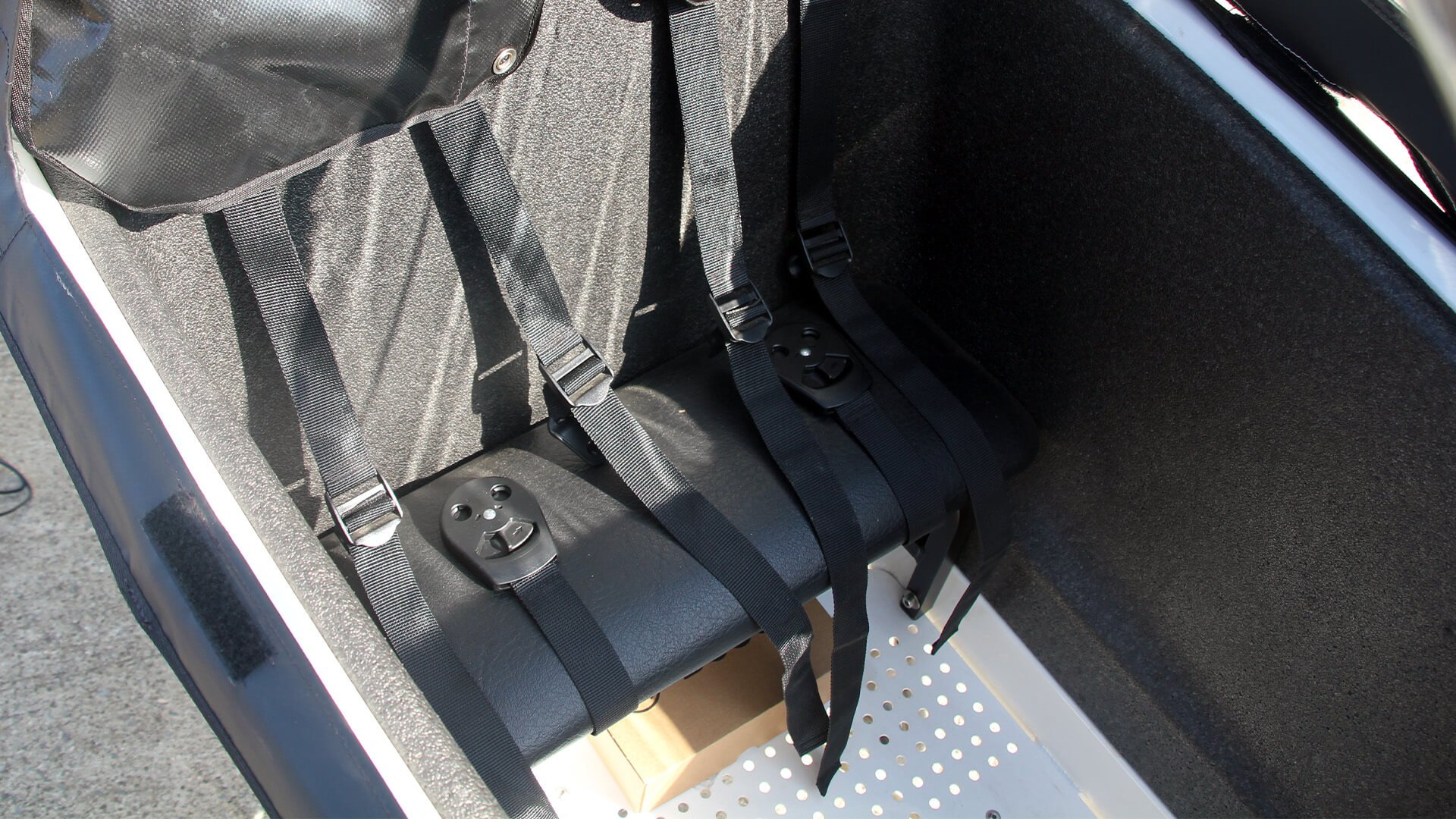 Biporteur équipé de 2 bancs avec ceintures de sécurité