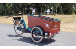 Le triporteur électrique Bakfiets Shimano E-Bike Systems avec sa couleur de cadre vert profond