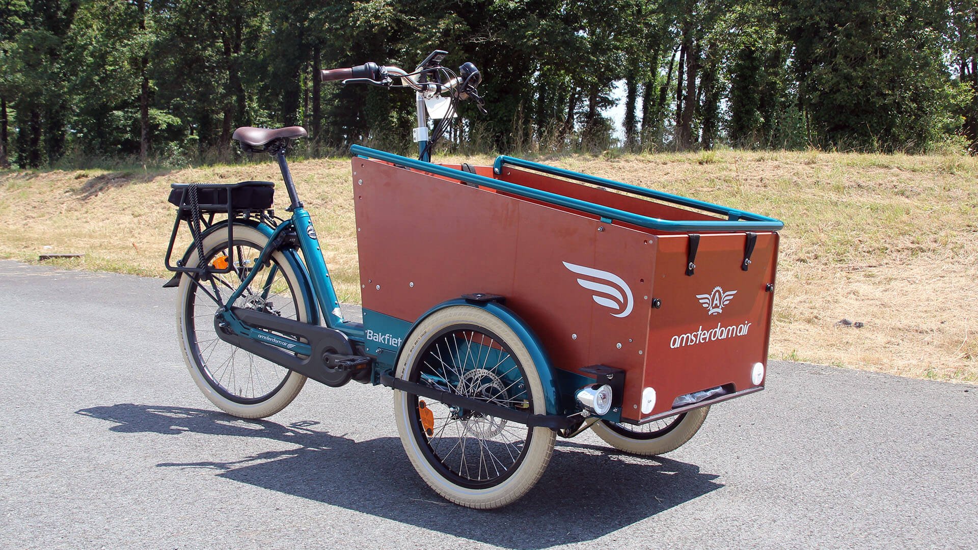 Le triporteur électrique Bakfiets Shimano E-Bike Systems avec sa couleur de cadre vert profond