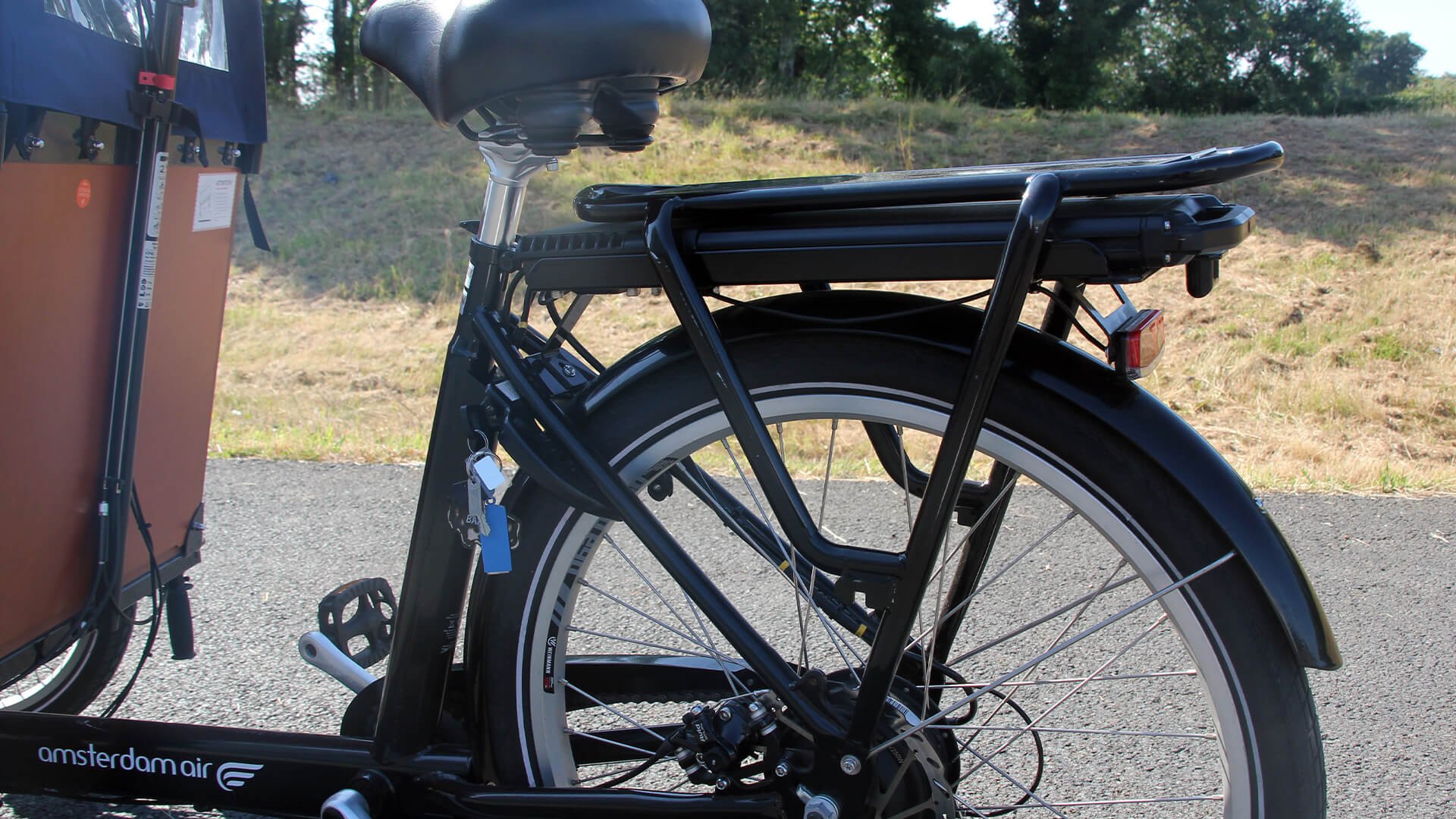 Antivol de cadre intégré sur ce triporteur Smiley électrique
