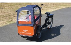 Remise de 10% sur ce triporteur équipé d'une protection pluie et de coussins pour les bancs