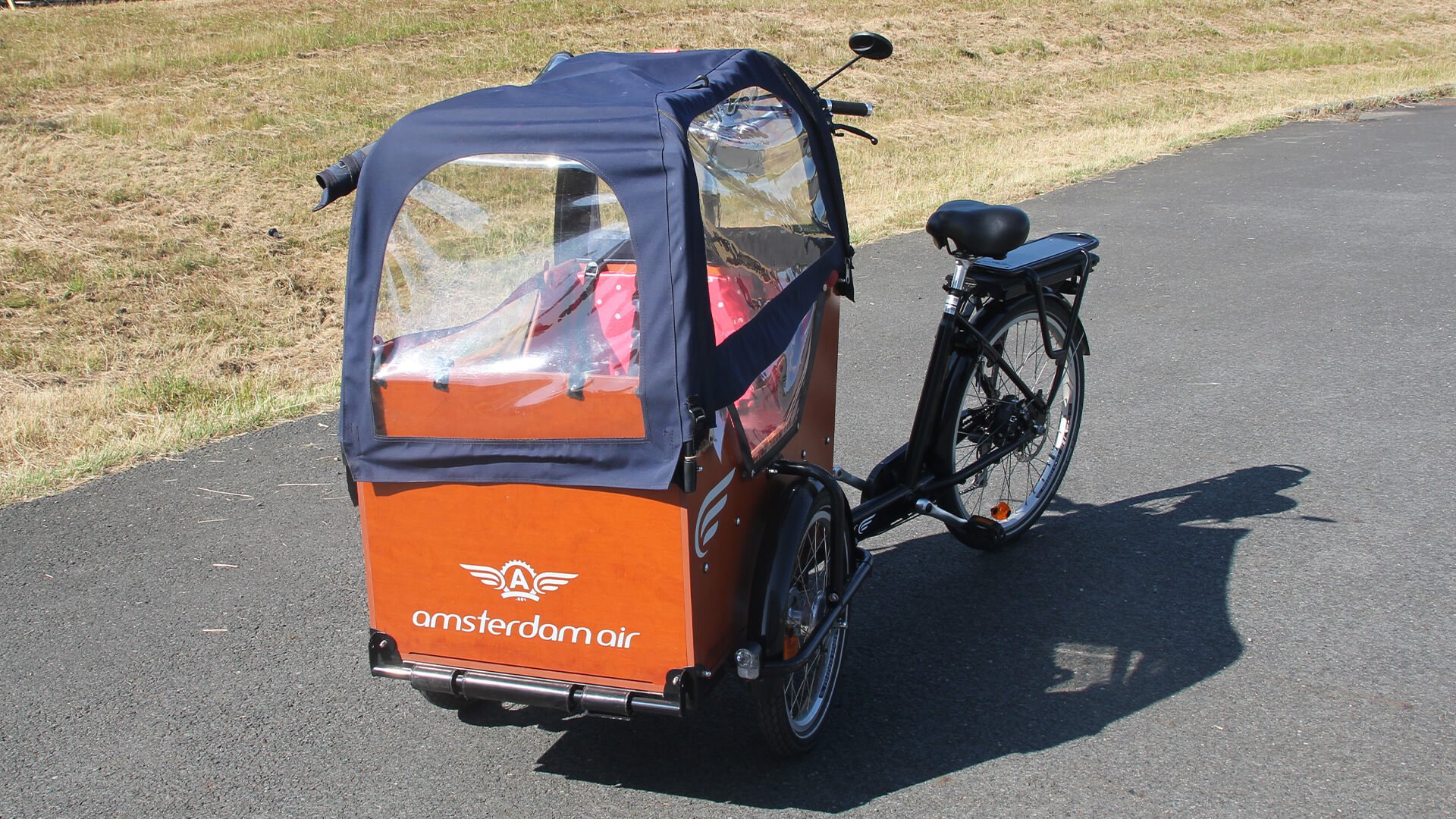 Remise de 10% sur ce triporteur équipé d'une protection pluie et de coussins pour les bancs