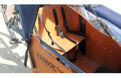 Ce triporteur est équipé de deux bancs avec ceintures