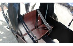 Equipé d'un banc avec deux ceintures de sécurité