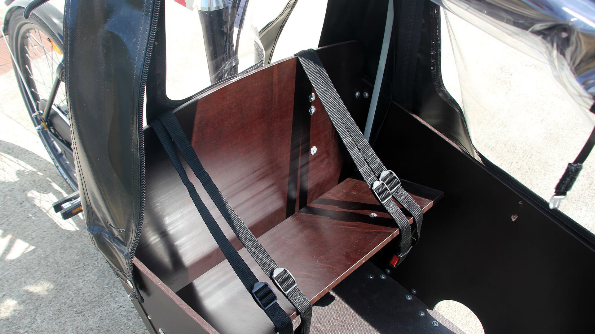 Equipé d'un banc avec deux ceintures de sécurité