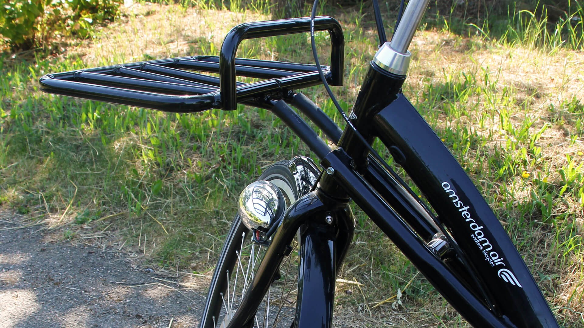 Le porte-bagage avant ne tourne pas avec la roue 