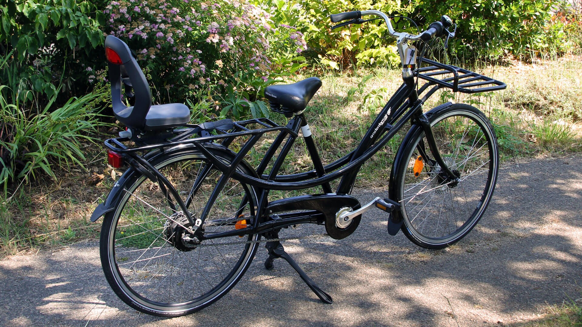 La béquille double Jumbo assure la stabilité du vélo à l'arrêt 