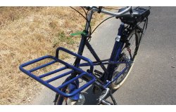 Un porte-bagages avant est inclus avec ce vélo électrique