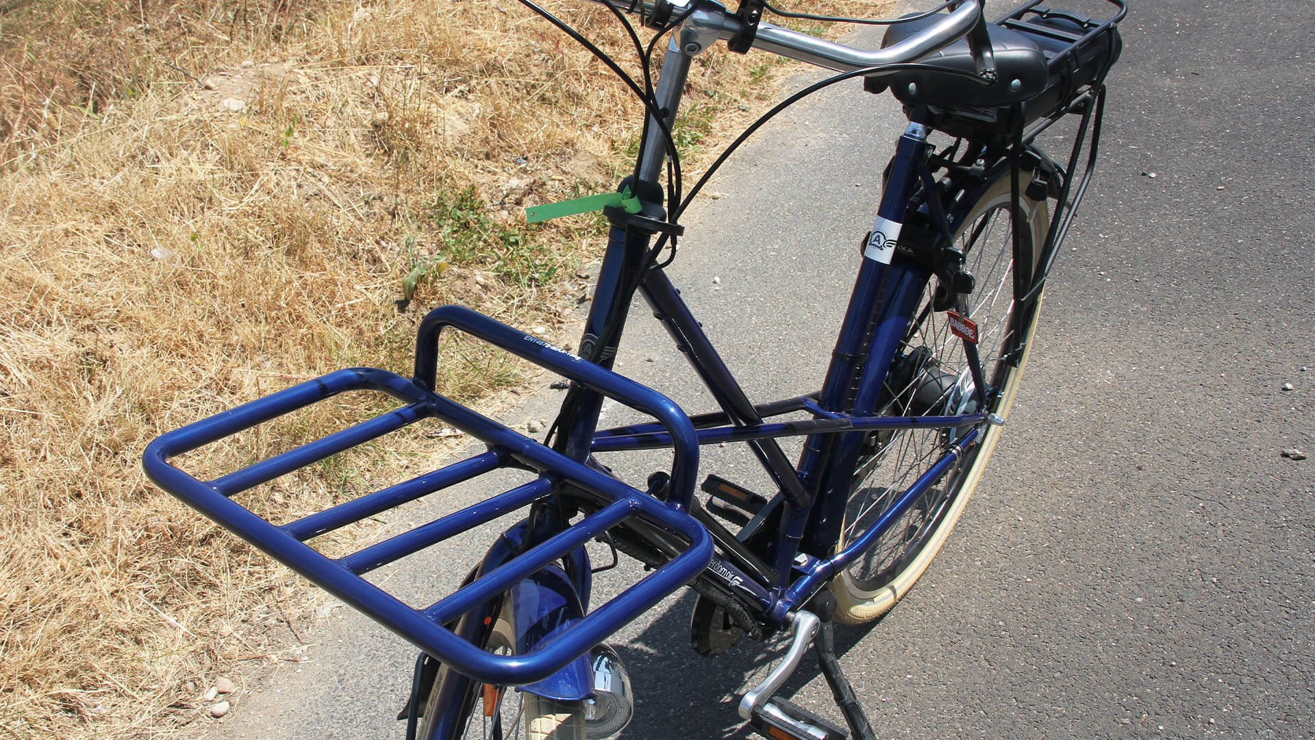 Un porte-bagages avant est inclus avec ce vélo électrique