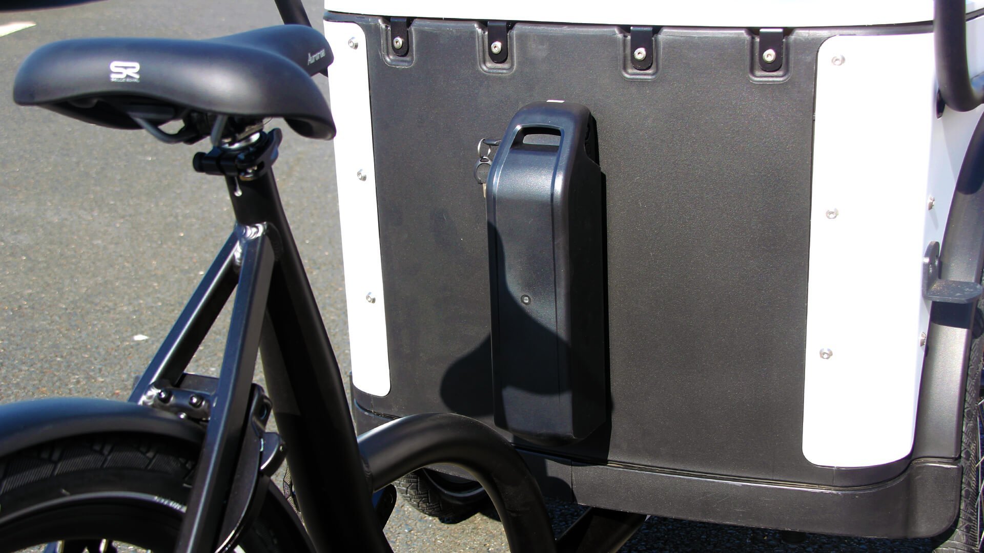 La batterie 450 wh est fixée à l'arrière de la caisse