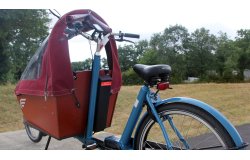 Ce vélo est équipé d'une batterie 418Wh logée au dos du coffre