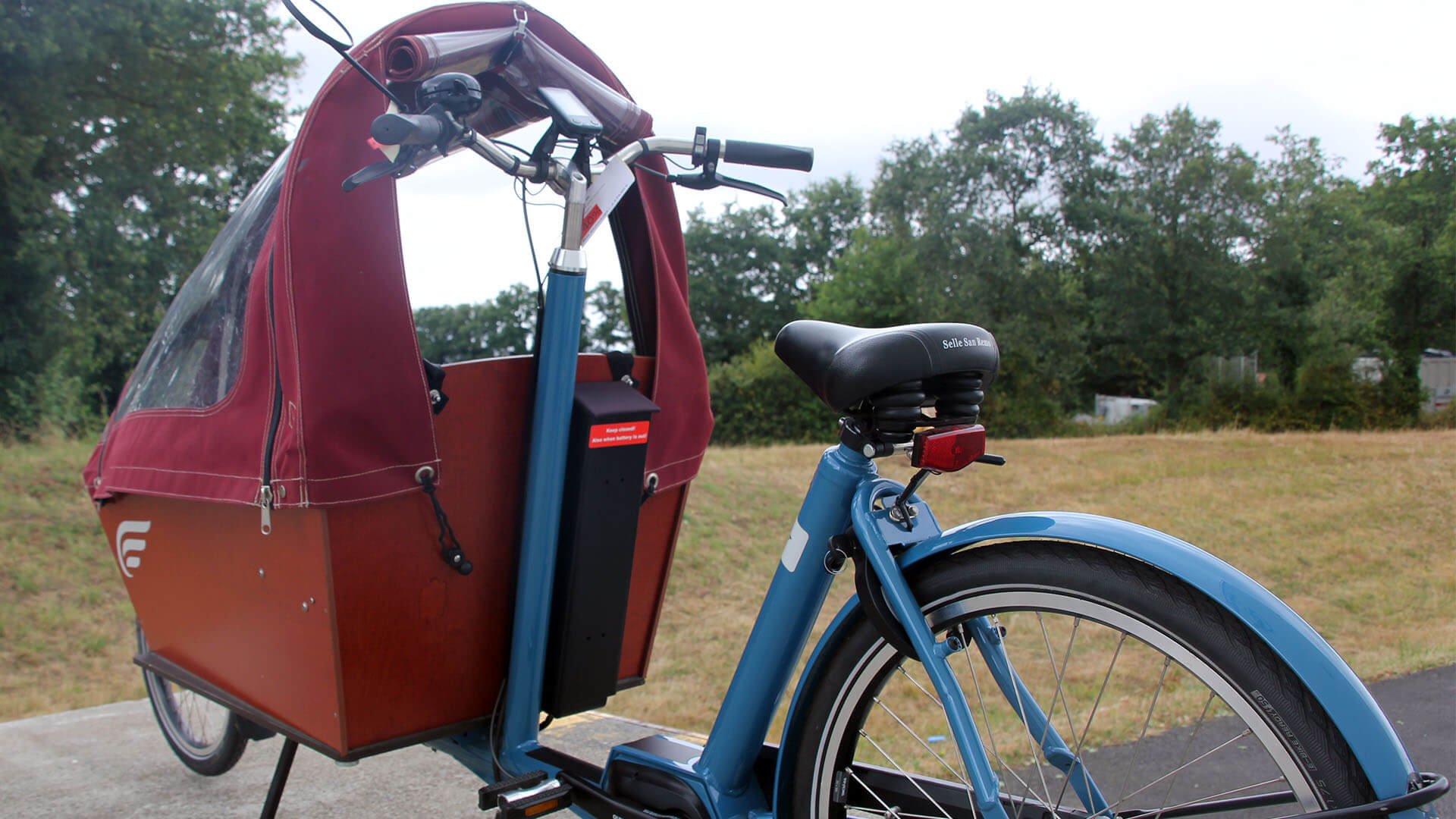 Ce vélo est équipé d'une batterie 418Wh logée au dos du coffre