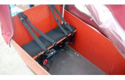 Inclus un banc et deux ceintures de sécurité