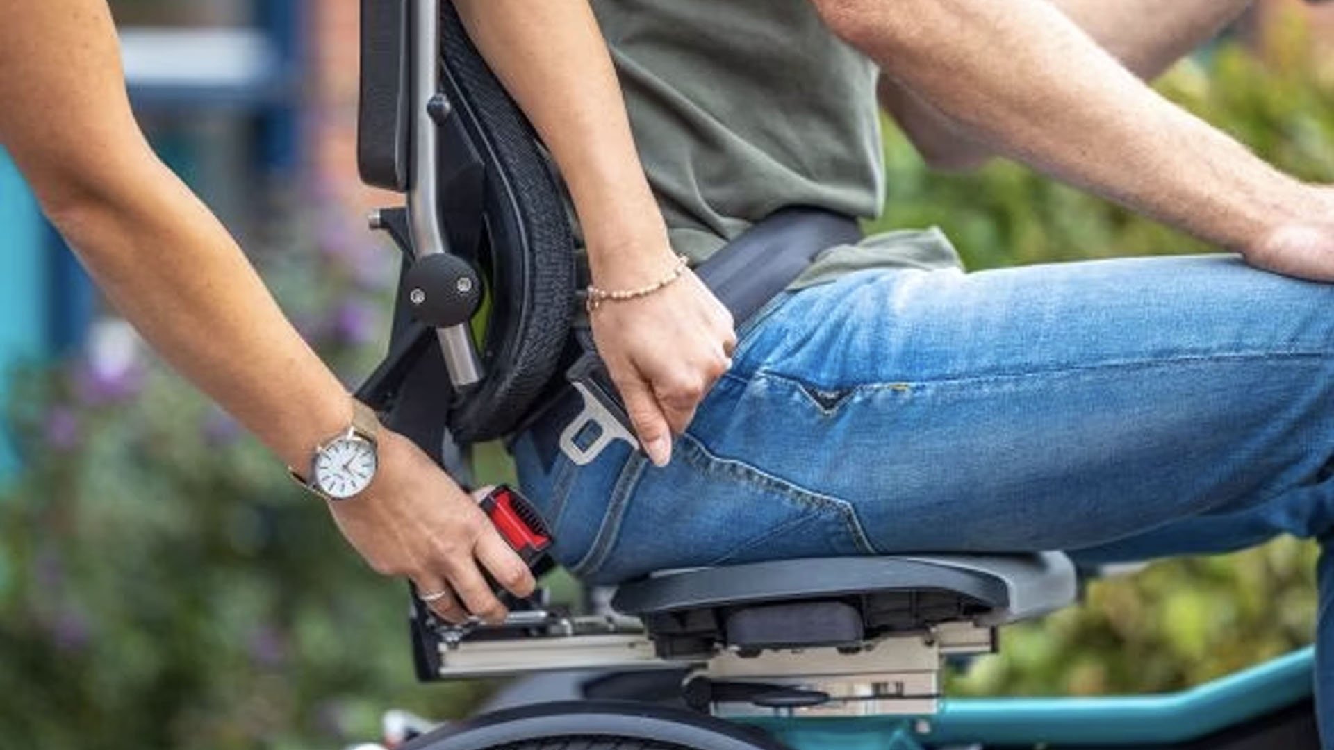 Ceinture positionnée au niveau des hanches pour un confort optimal