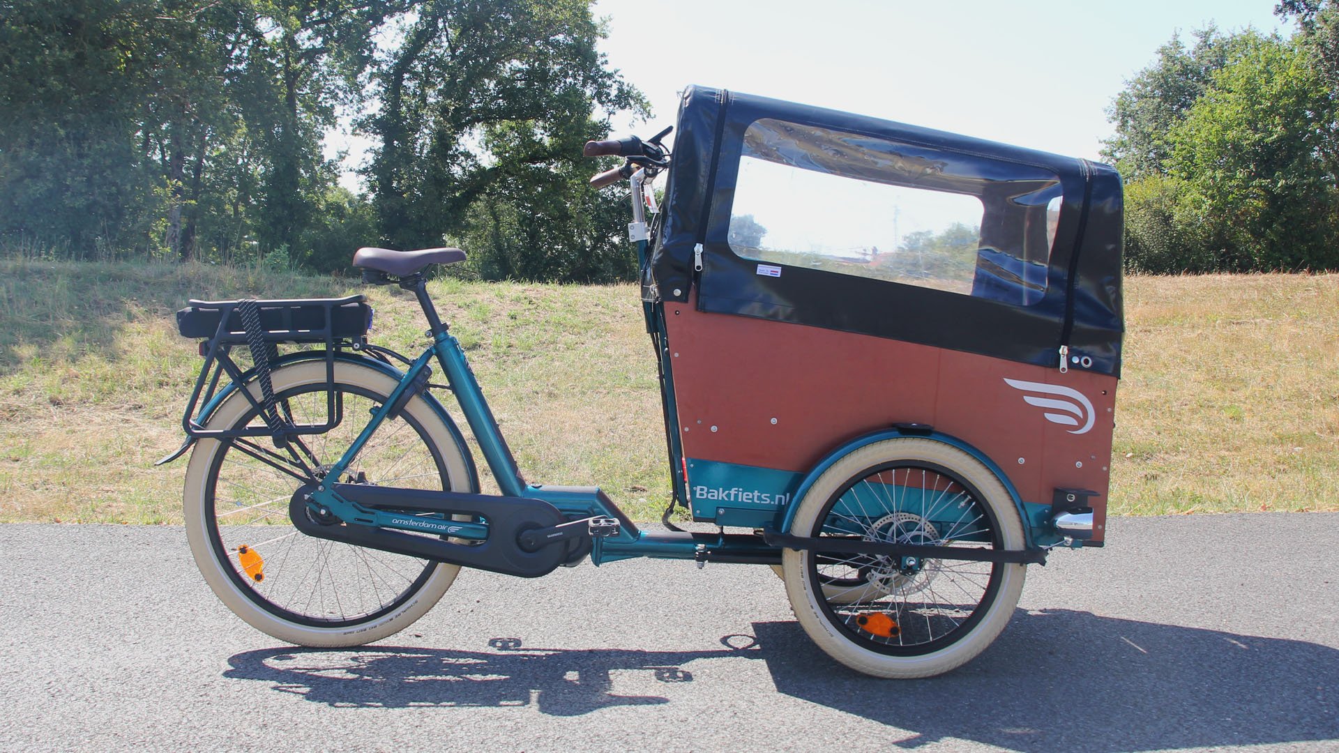 Triporteur avec protection pluie incluse