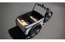 Le coffre avant propose de la place pour 4 enfants ou 180 kg de charge