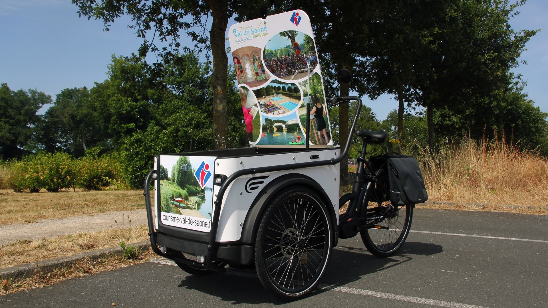 Le triporteur Urban Rider aux couleurs de Van de Saone Tourisme