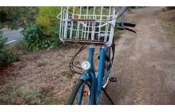 Équipé d'un panier Brooks, rétroviseur, selle mousse noire...