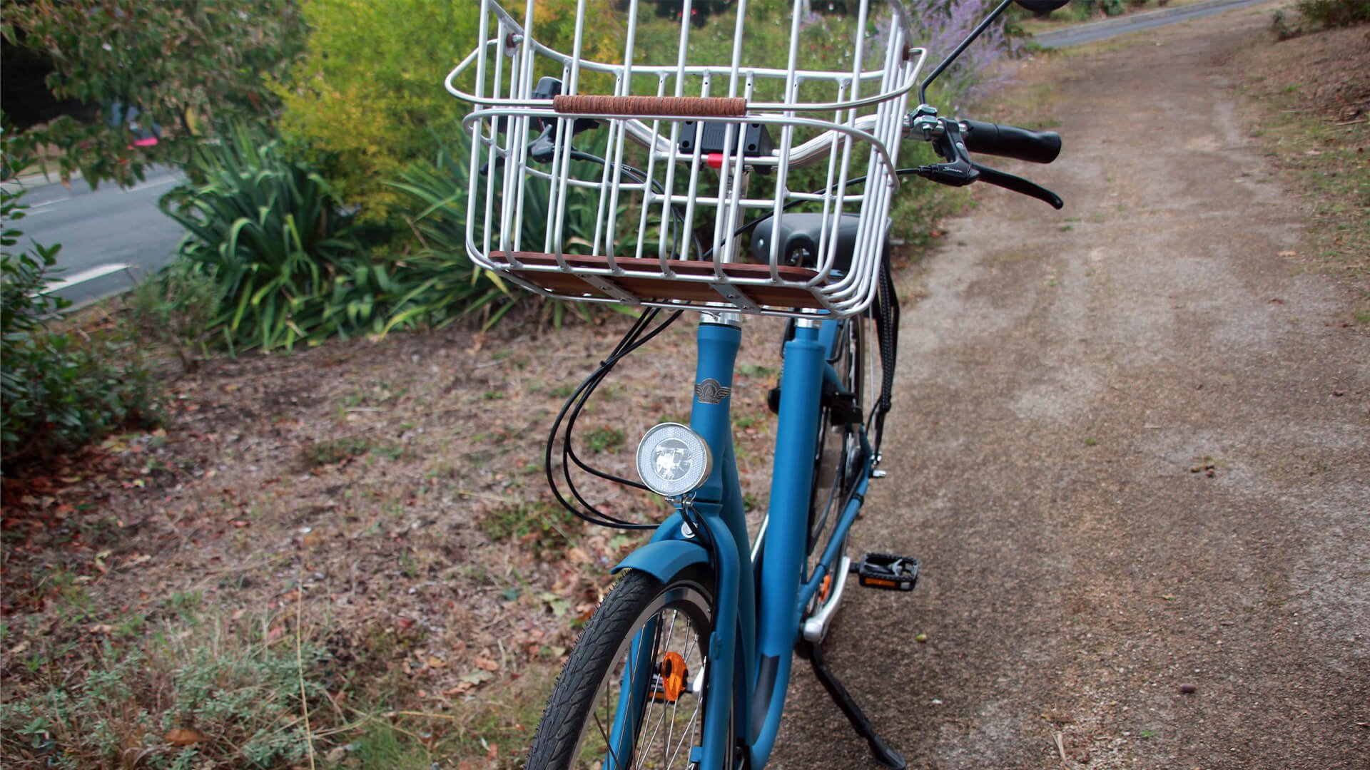 Équipé d'un panier Brooks, rétroviseur, selle mousse noire...