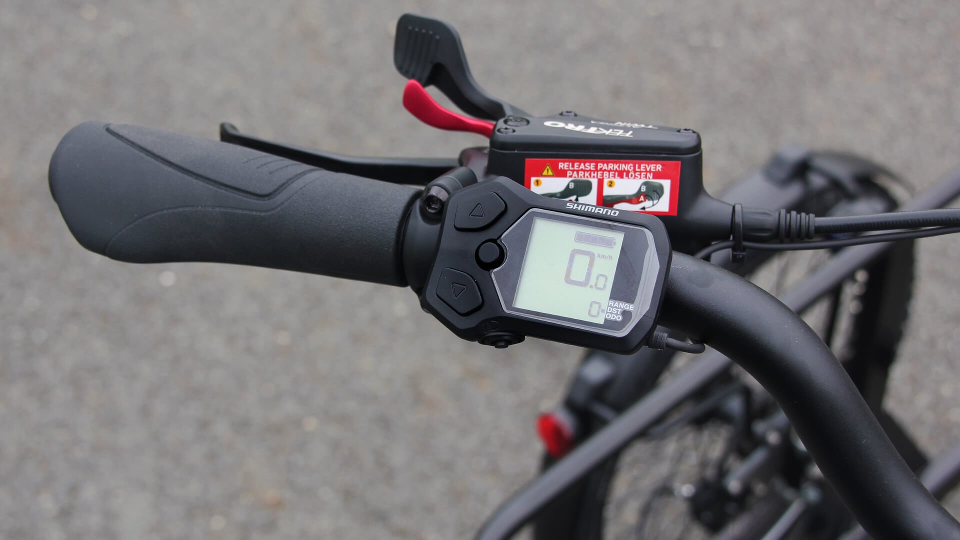 La console avec écran LCD fixée près de la poignée gauche