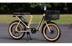 Le panier fixé sur le porte-bagage avant d'un Bolide V2 de Kino