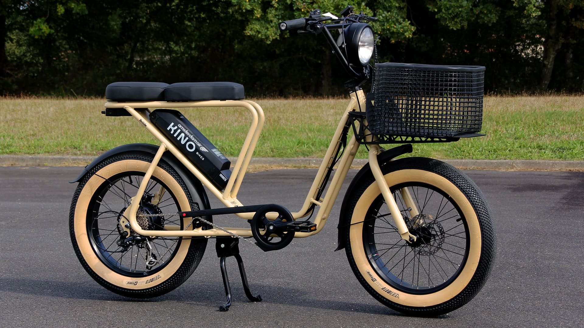 Le panier fixé sur le porte-bagage avant d'un Bolide V2 de Kino