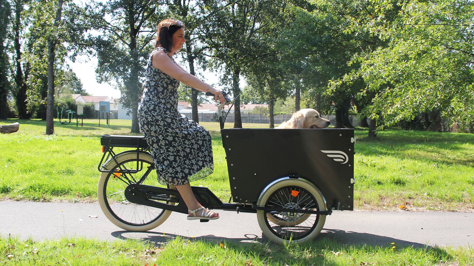 Ce triporteur est équipé de pneus ballons équipé qui assurent une bonne tenue de route