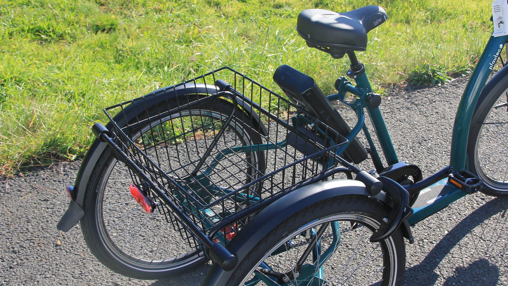 Équipé d'un panier arrière pour stocker vos affaires, vos courses...