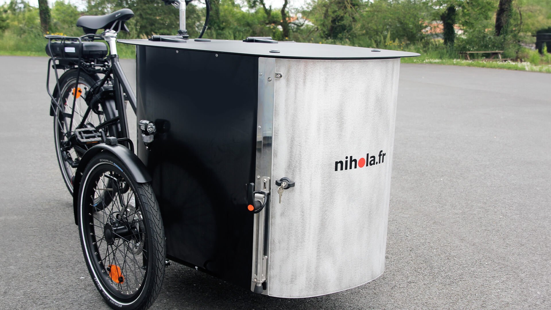 Porte avant en aluminium fermée