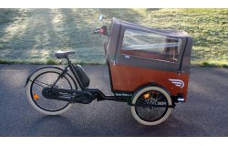 Transportez jusqu'à 4 enfants dans ce triporteur !