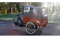 Protection pluie incluse, pratique pour les jours de mauvais temps. 