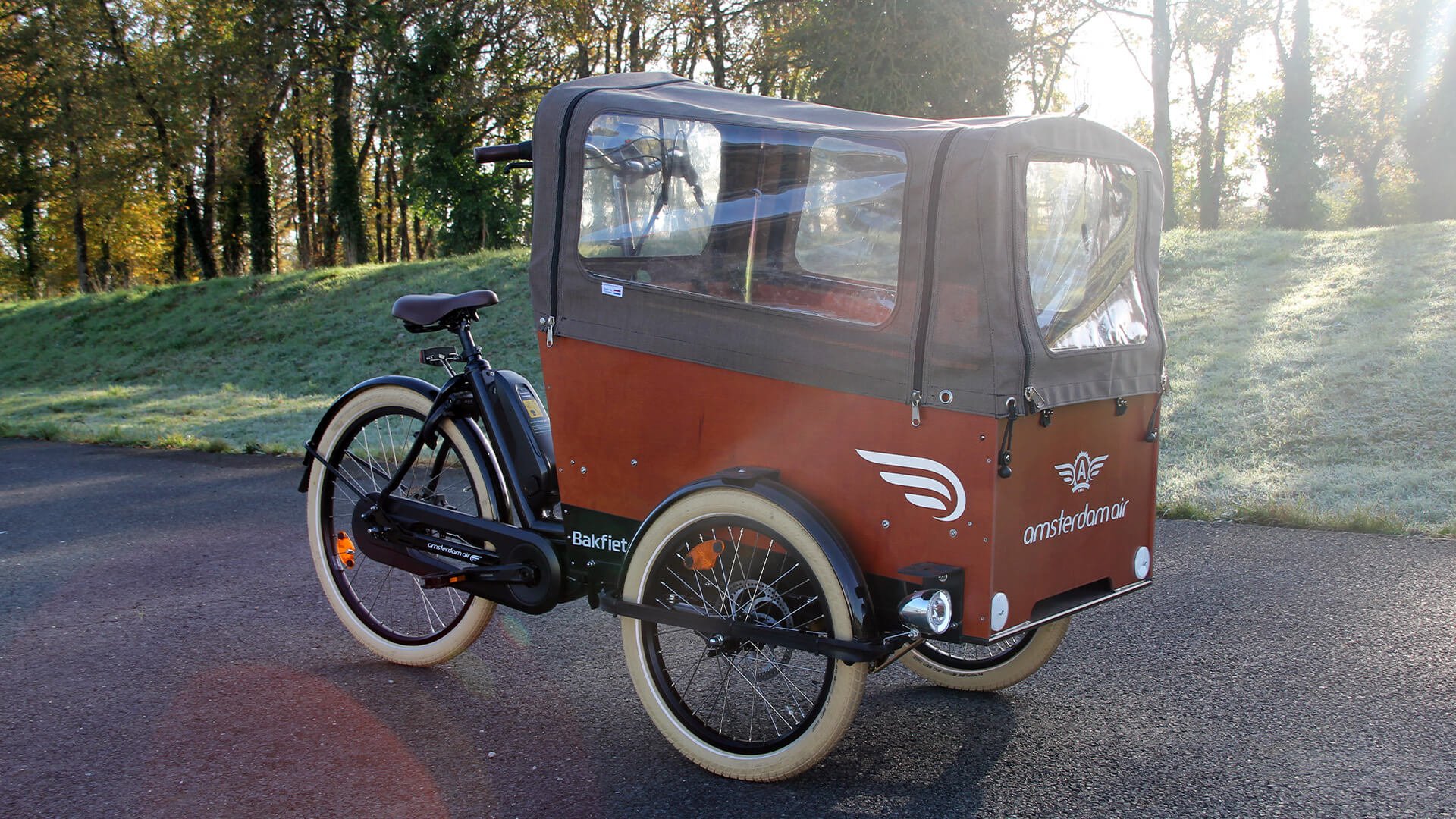 Protection pluie incluse, pratique pour les jours de mauvais temps. 