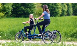 Tandem tricycle électrique enfant devant Kivo Plus de vanRaam