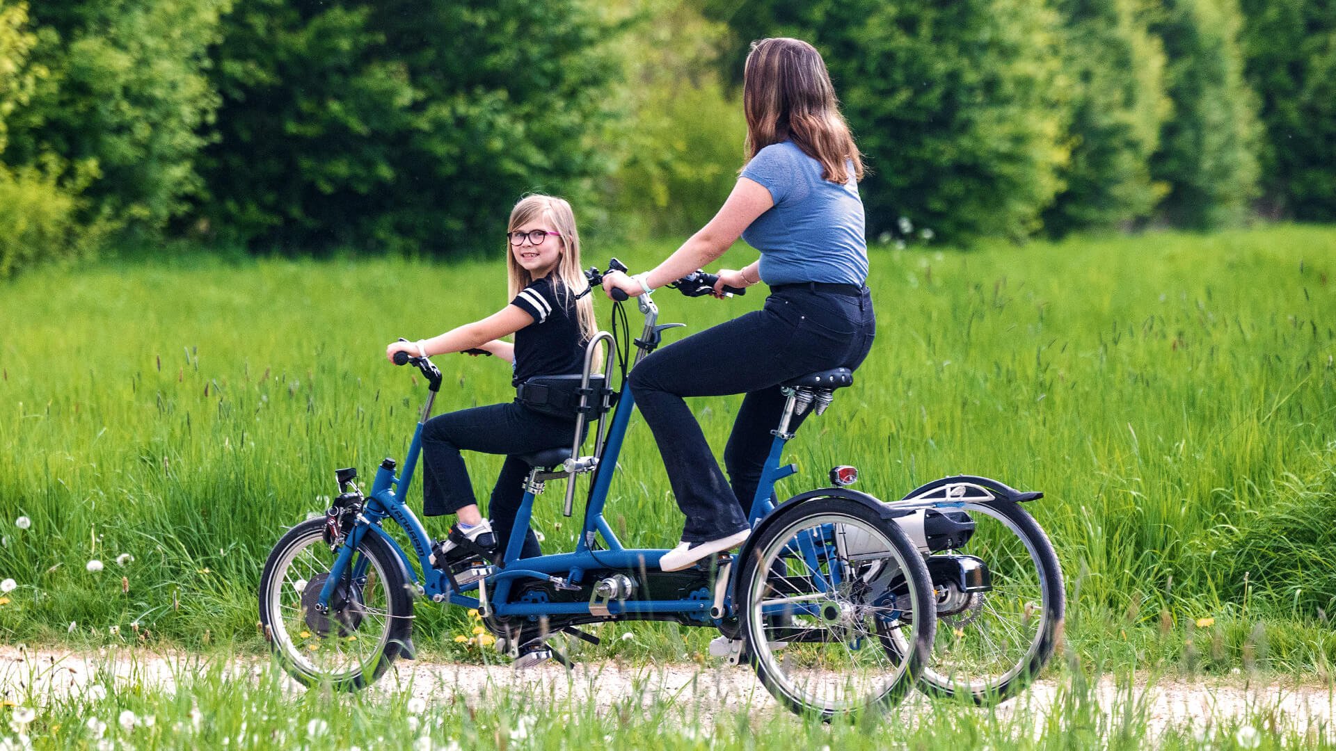 Tandem tricycle électrique enfant devant Kivo Plus de vanRaam