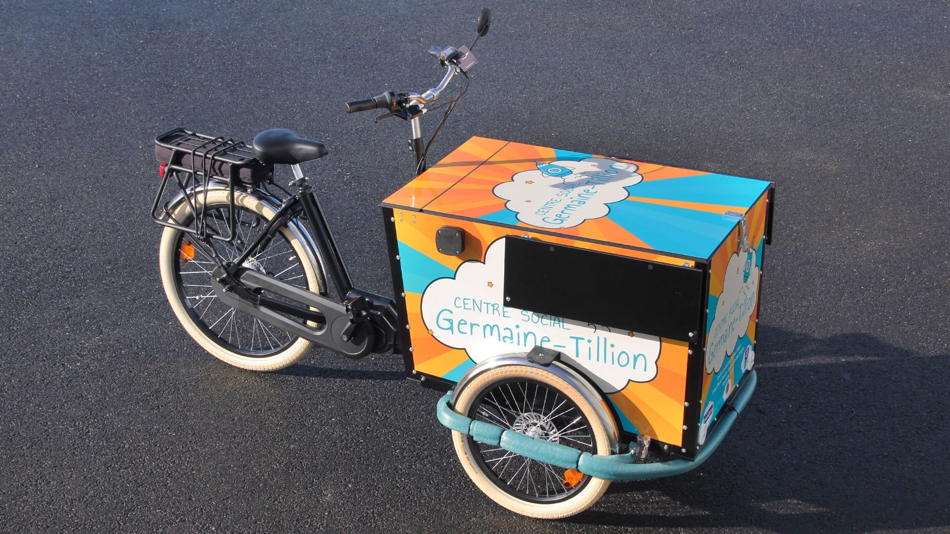 Le triporteur publicitaire Amsterdam Air eDrive avec coffre personnalisé