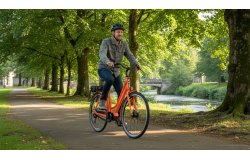 VAE hollandais Flevoland avec cadre aluminium noir brillant et moteur pédalier Shimano E-Bike Systems