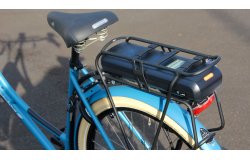 La batterie de capacité 450 Wh est logée dans le porte-bagage arrière