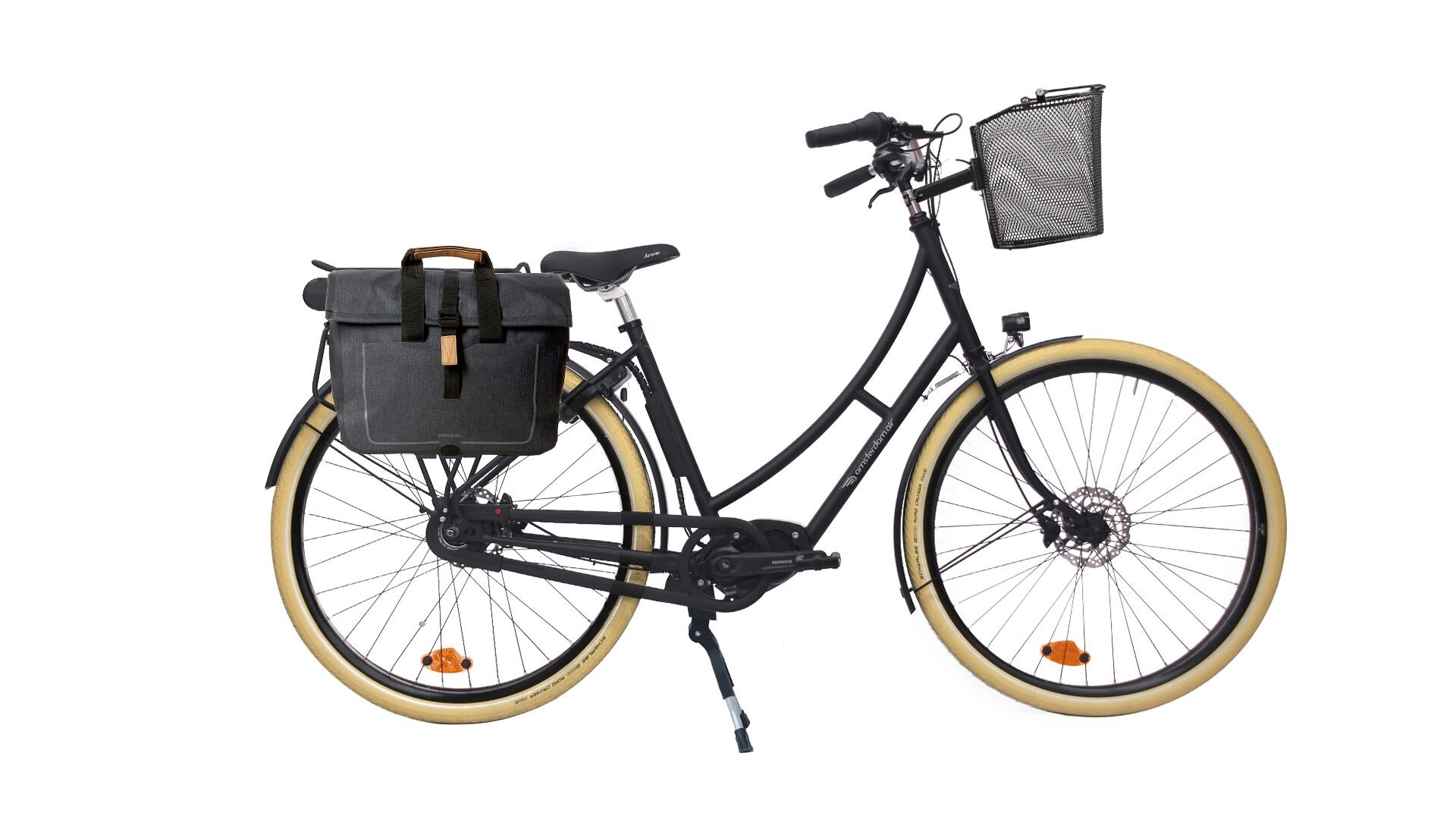 Le 1881 Deluxe avec pneus crème, béquille double et panier fixé au guidon