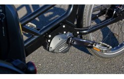 le moteur pédalier Shimano EP8 Cargo et, à quelques centmètres de là, la batterie fixée à l'arrière de la malle