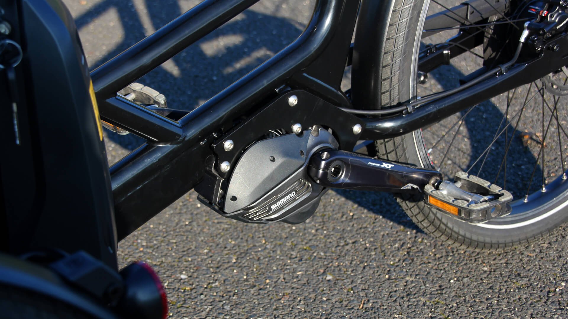 le moteur pédalier Shimano EP8 Cargo et, à quelques centmètres de là, la batterie fixée à l'arrière de la malle