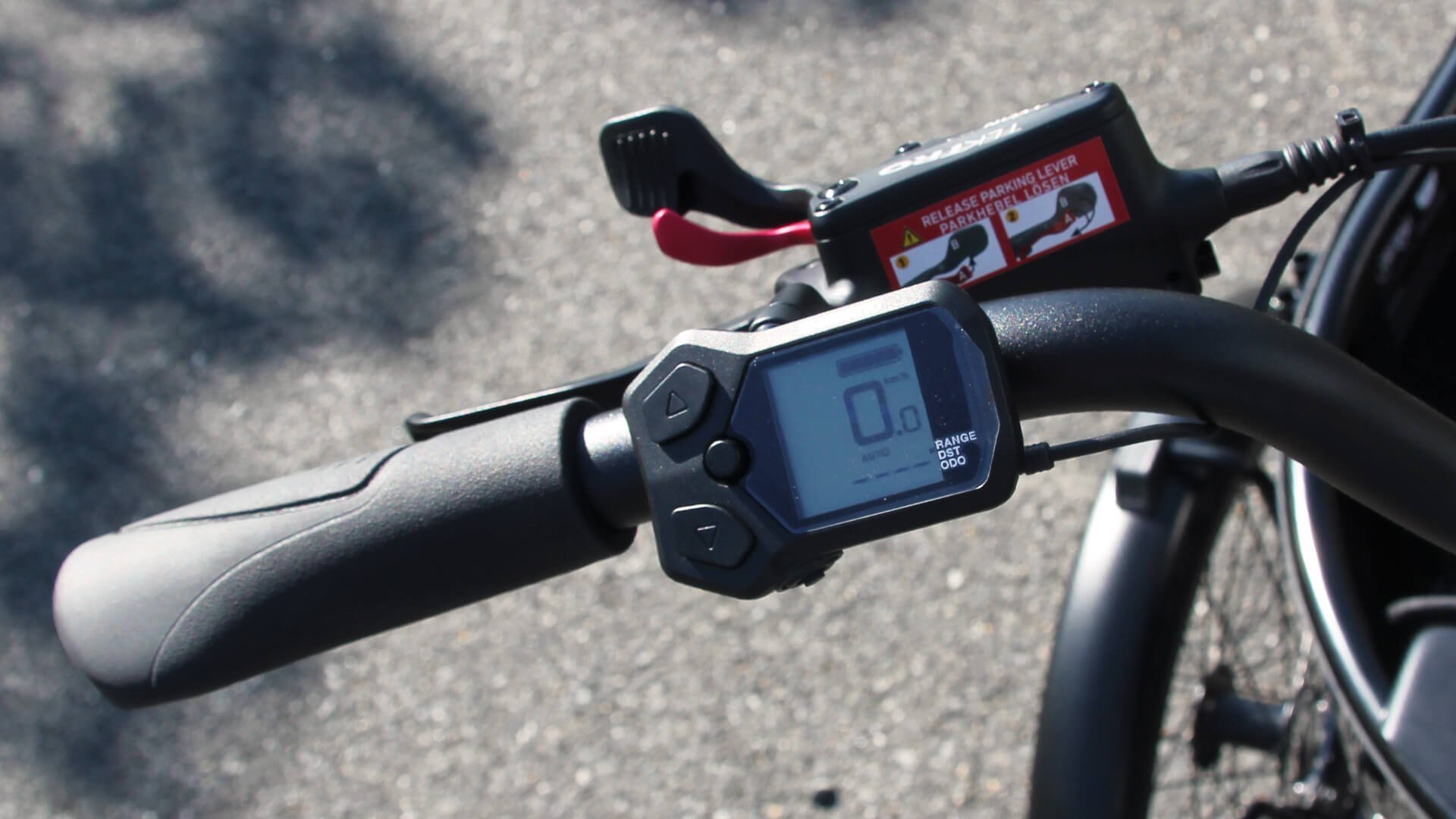 Un display est installé près de la poignée gauche sur les versions électriques du triporteur