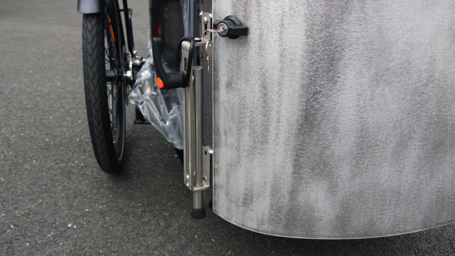 Gros plan sur la béquille anti-basculement incluse de série sur les modèles CARGO XL