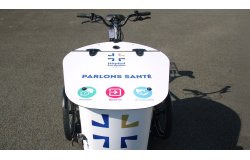 Le comptoir débordant peut être décoré aux couleurs de votre enseigne