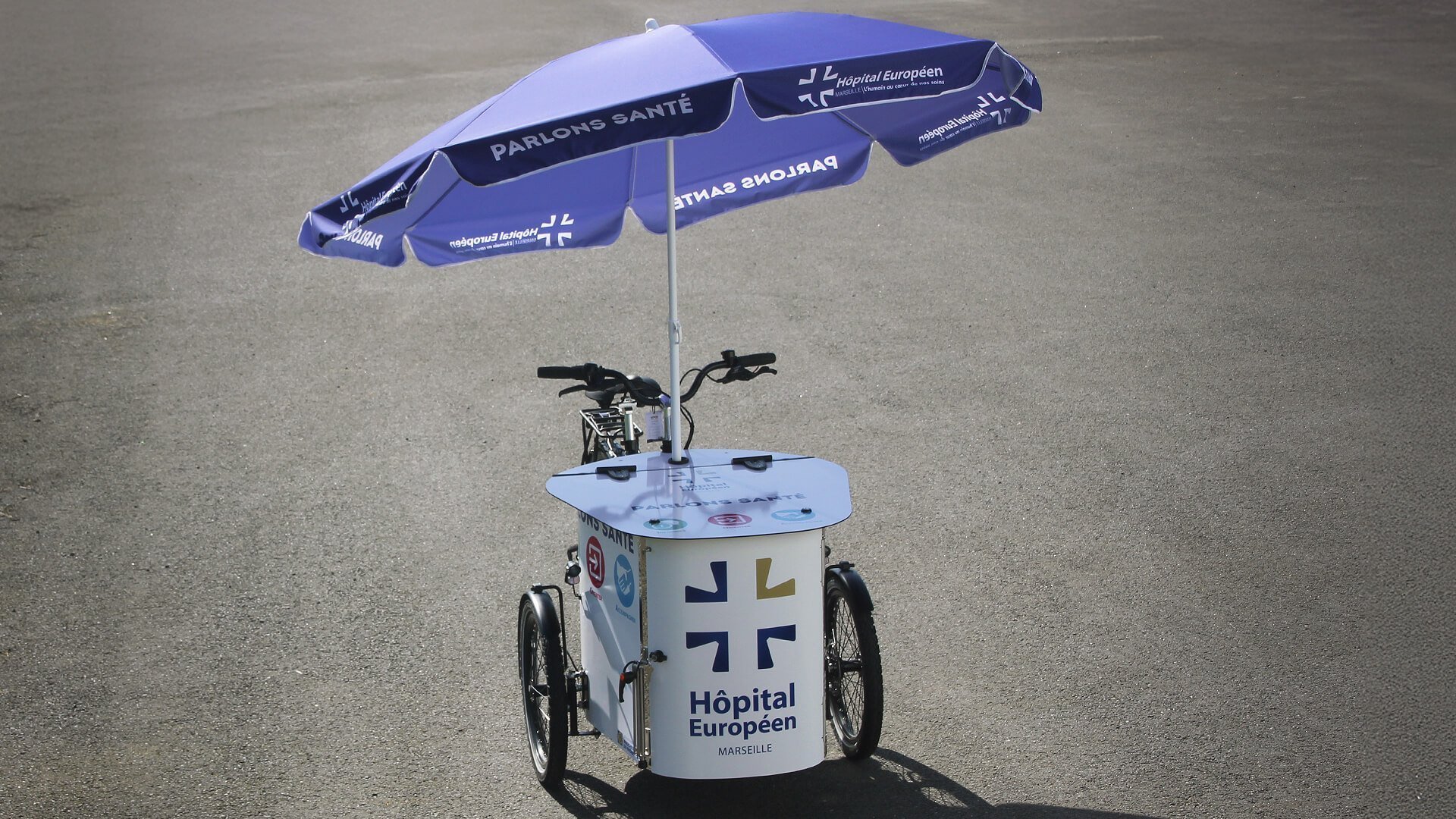 NIHOLA CARGO XL Événementiel avec malle et parasol personnalisés