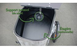 une étagère peut être placée à mi-hauteur de la malle