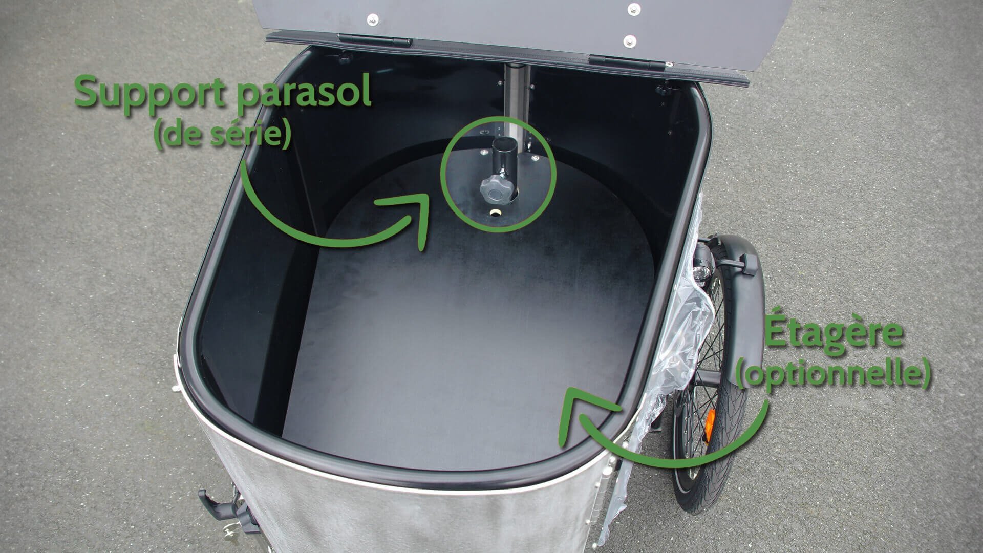 une étagère peut être placée à mi-hauteur de la malle