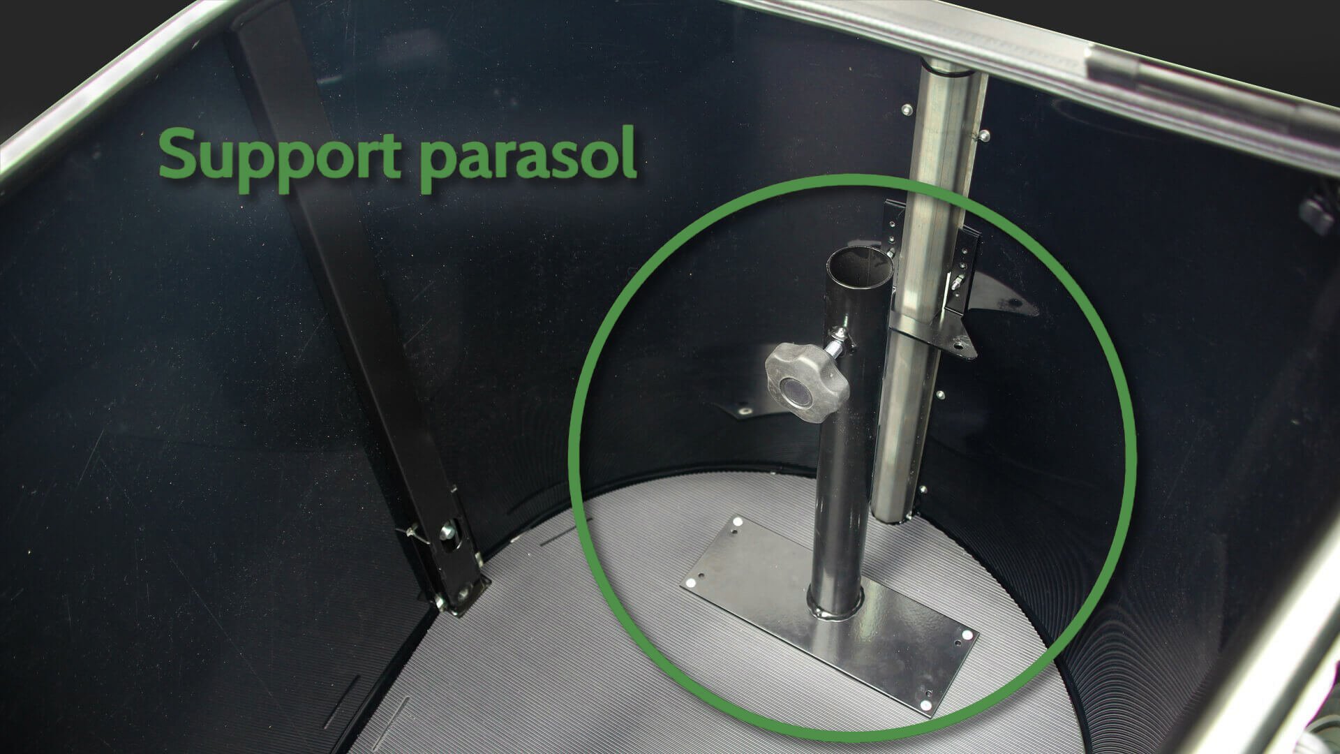 La malle du CARGO XL Évémentiel inclut de série un support parasol