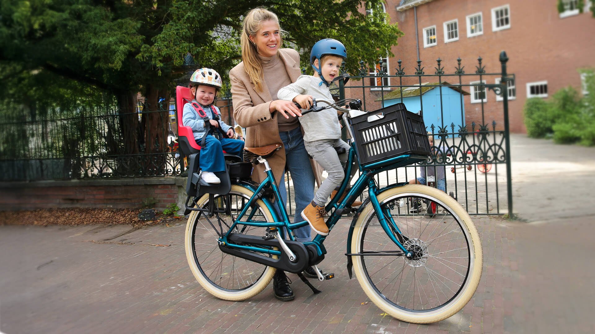 Vélo électrique Amsterdam Air avec moteur pédalier, cadre aluminium et porte-bagage avant base