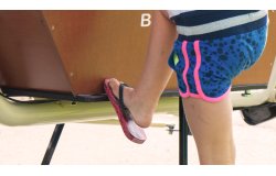 Les grands enfants peuvent monter seuls à bord de la caisse à l'aide du marche-pied 