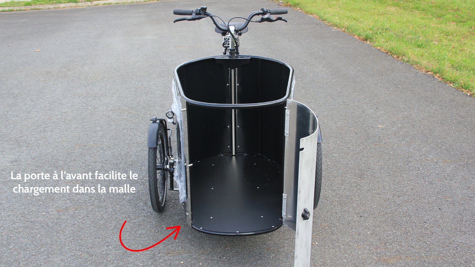 Porte avant qui facilite les chargements à l'intérieur de la malle